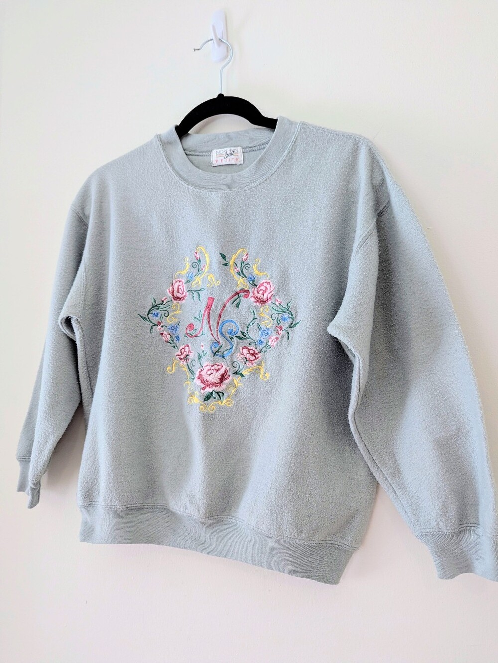 Vintage Northern Spirit Petite Embroidered Floral Crewneck Sweater Small/ Medium
